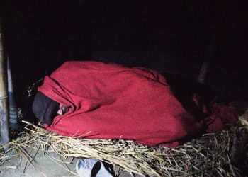 তীব্র শীতেও খোলা আকাশের নিচে ঘুমায় নাসির