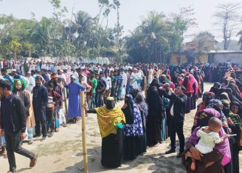 ভোটকেন্দ্রে নোয়াখালীর নারীদের সরব অংশগ্রহণ